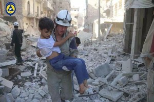 Casco bianco salva un bambino in Siria Natale 2015. I Caschi Bianchi sono un'organizzazione umanitaria che interviene per salvare vittime della guerra senza distinzione politica o religiosa.