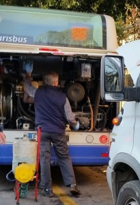 La tipica "postura" di un autobus a Palermo. Fermo in riparazione.