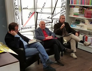 Pasquale Hamel (al centro) presenta Averroè alla Libreria Macaione di Palermo