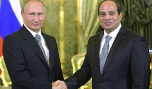 Mani strette tra Egitto e Russia. Foto tratta da Euronews.