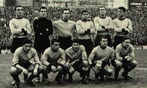 Formazione del Palermo 1959-60. L'ultimo campionato in cui si giocò la salvezza all'ultima giornata. Ma quella volta era in ritardo di punto.