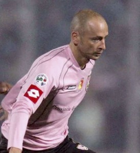 Eugenio Corini ai tempi in cui giocava nel Palermo. Foto tratta da www.90min.com.