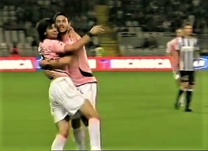 Pastore ha appena umiliato alla Juventus. A quell'epoca il Palermo vinceva anche in "11 contro 12".