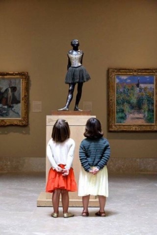 Bambine guardamo una statua