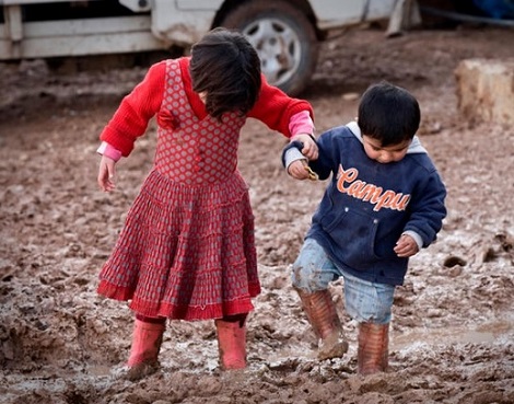 Bambini siriani rifugiati da genocide in Siria