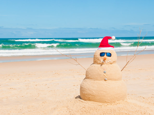 Natale pupazzo in spiaggia foto tratta da fileni_it