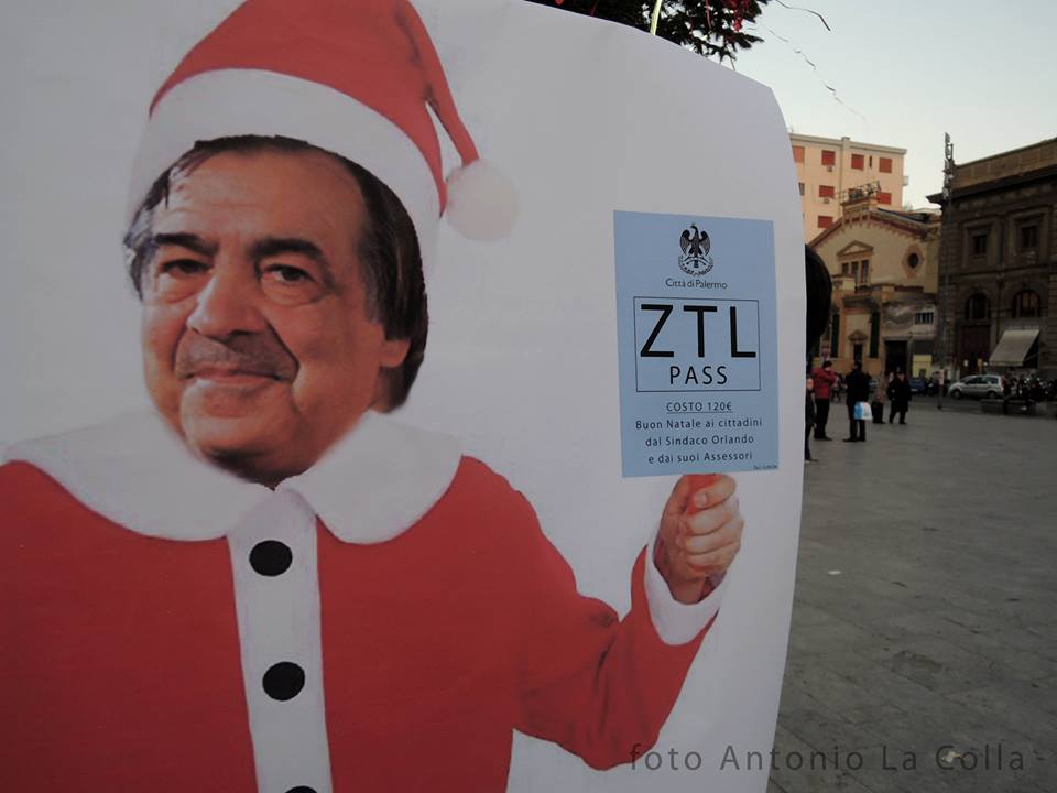 Babbo Natale arriva al Politeama. Foto di Antonio La Colla, tratta dal gruppo Facebook "ZTL 120 Euro non li pago"