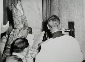 Pio-XII-abertura-Porta-Santa-Jubileu-1950_p