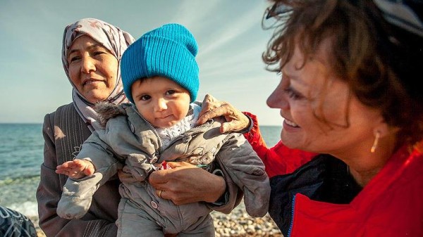 Rfugiati donna e bambino aiutati da volontaria