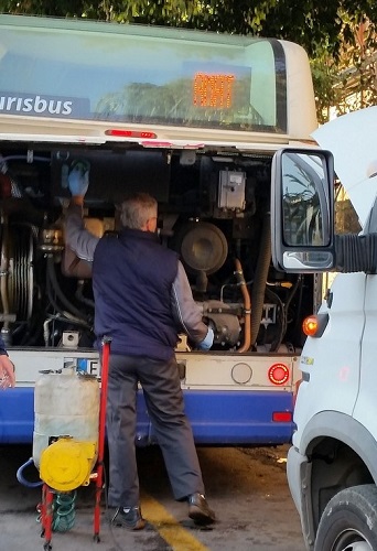 Autobus in riparazione_p