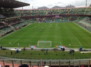 Calcio d'inizio in Palermo - Fiornetina 2015-2016. La curva nord, una volta orgogilo del tifo rosanero è semivuota con tre gruppi distinti di ultras. Foto di Gabriele Bonafede.