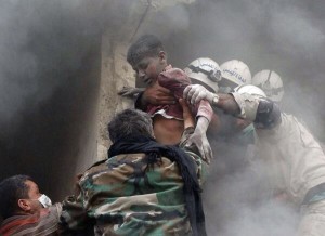 Bambinio siriano salvato da caschi bianchi