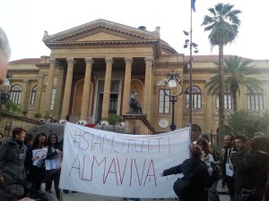 Lavoratori di Almaviva espongono lo striscione "Siamo tutti Almaviva"