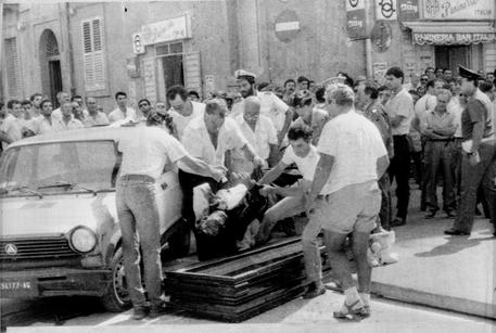 9 9 1986 - STRAGE DI PORTO EMPEDOCLE. IL CORPO DI ANTONIO MESSINA CAPO FAMIGLIA RIVALE DEI GRASSONELLI.