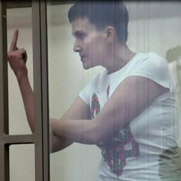 Nadia Savchenko dito medio a tribunale