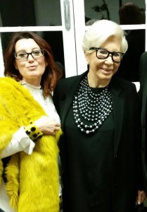L'artista ternana Irene Veschi, insieme alla signora Anna Fendi è sotto la sua opera realizzata per l'iniziativa benefica