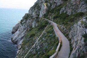 La strada di accesso al faro di Capo Zafferano. Foto di Mimmo schillaci