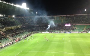 Petardi in campo in Palermo-Lazio. La gestione del calcio in Italia allontana sempre più le famiglie pacifiche dagli stadi, ammettendo invece "ultras" dal comportamento dubbio. Se sono ammessi solo gli abbonati da un lato, non si capisce come mai sono ammessi gli ultras della tifoseria ospite. Una delle domande senza risposta nel malato calcio italiano.