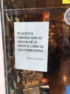 Qui non si vende il libro di Riina. Il cartello di Angelica Sciacca nella Libreria del Vicolo, a Catania ha fatto il giro dei social