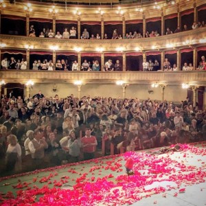 Un palco di petali rossi per Elisa Parrinello. Il suo "In Mio Onore" è un successo da riproporre