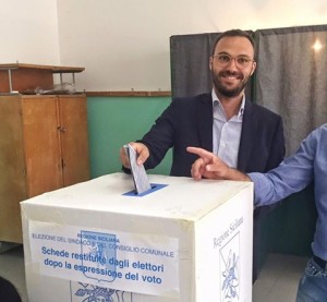 Domenico Surdi alle urne. L'unico che può veramente sorridere nel disastro Cinque Stelle in Sicilia a questa tornata elettorale.