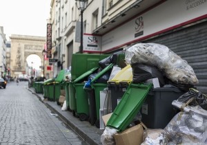 Anche Bloomberg pubblica le foto di Parigi con immondizia, Un giretto per Palermo? Foto tratta da http://www.bloomberg.com/news/articles/2016-06-09/france-welcomes-euro-2016-soccer-fans-with-garbage-strikes