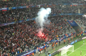 I "tifosi" russi accendono fimogeni dentro lo stadio, nonostante gli avvertimenti della Uefa. E adesso?