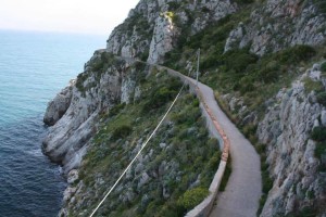 La strada per arrivare al faro di Capo Zafferano. Foto di Mimmo Schillaci