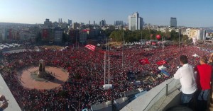 Turchia, la manifestazione del 24 luglio 2016 organizzata dalle opposizioni. Foto twittata da esponenti del CHP principale partito d'opposizione