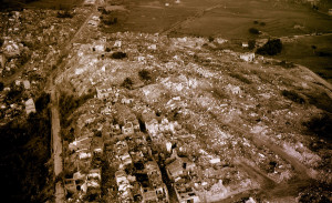 Gibellina, gennaio 1968, foto di Leonardo Mistretta tratta da webalice.it: http://www.webalice.it/leonardomistretta/IL_TERREMOTO_IN_SICILIA.html 