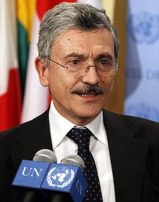 Massimo D'Alema, foto tratta da Wikipedia https://it.wikipedia.org/wiki/Massimo_D%27Alema#/media/File:Massimo_D%27Alema_ONU.jpg 