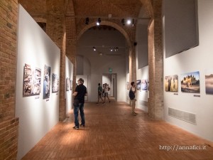 Alla GAM di Palermo è in corso la mostra fotografica di Steve McCurry dal titolo "ICON". In passato ci sono state posizioni diverse sul tema "Postprduzione o fotoritocco" a proposito di fotografe dell'artista.