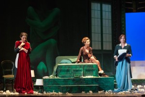 Recitare Genet: al Teatro Biondo di Palermo, Manuela Mandracchia, Vanessa Gravina e Anna Bonaiuto (da sinistra a destra nella foto di Chiara Quartararo)