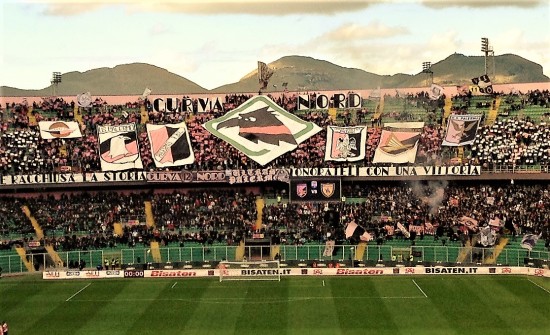 Lo stemma è tatuato anche nel cuore della Curva Nord. Foto di Gabriele Bonafede