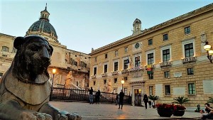 A pochi passi da Palazzo Riso ci sono anche altri tesori: Piazza Pretoria e Municipio di Palermo. Foto di Giusi Andolina 