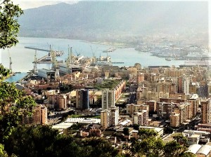 Panorama a Palermo, il porto visto da Monte Pellegrino. Foto di Gabriele Bonafede