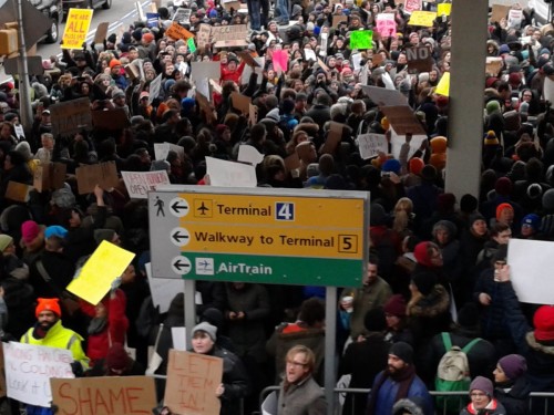 Proteste contro bando rifugiati al JFK airport2