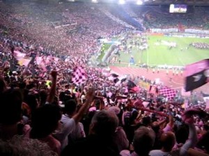 Tifosi rosanero allo stadio olimpico di Roma per la finale di Coppa Italia del 2011