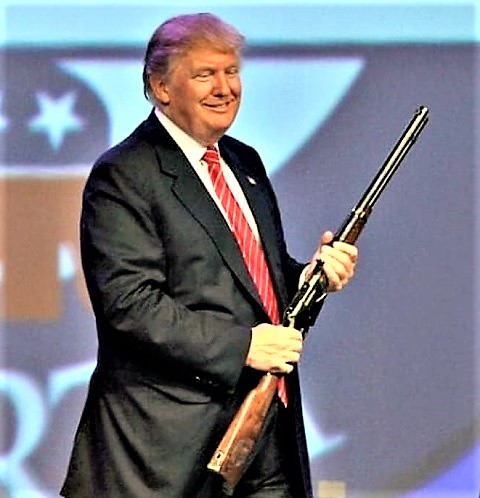 Trump con un fucile M2