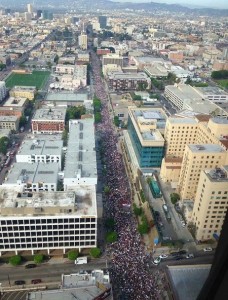 La protesta contro Trump è iniziata già il giorno dopo la sua elezione, da molti considerata illegale perché favorita da azioni illegali di una potenza straniera, la Russia. qui decine di migliaia di manifestanti in California nel novembre 2016