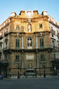 La statua di Sant'Agata a Palermo è lì in alto.
