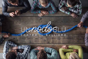 Nodo blu per la lotta contro il bullismo. Safer Internet Day (Giorno di un internet più sicuro), perché il bullimso è sempre più cyberbullismo 