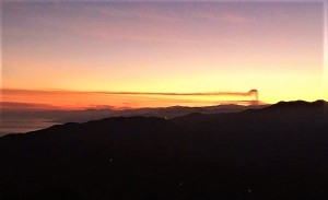 Una vera eruzione dell'Etna (dicembre 2015) vista da molto lontano. Esattamente da Pollina nelle Madonie. Foto di Peppe Pulvi.