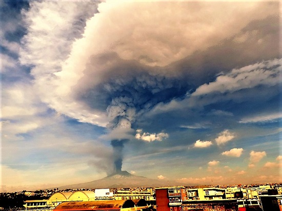 Il vulcano Etna durante l'eruzione del dicembre 2015. Il 100mo Giro d'Italia ne scalerà un fianco fino al rifugio Sapienza a una quota di quasi 1900 metri. Foto di Boris Behncke