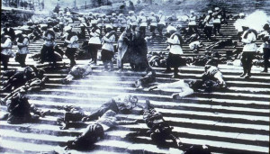 Una scena fondamentale del film La corazzata Ptemkin. Non era un film sulla rivoluzione russa, ma sulla rivoluzione del 1905, però il film su prodotto nel periodo dell'Unione Sovietica.