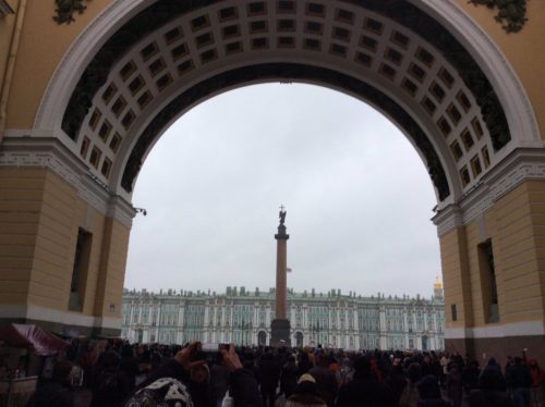 Proteste al Palazzo di Inverno Sant Pietroburgo 26 marzo 2017 foto twittata da Alex Kokcharov