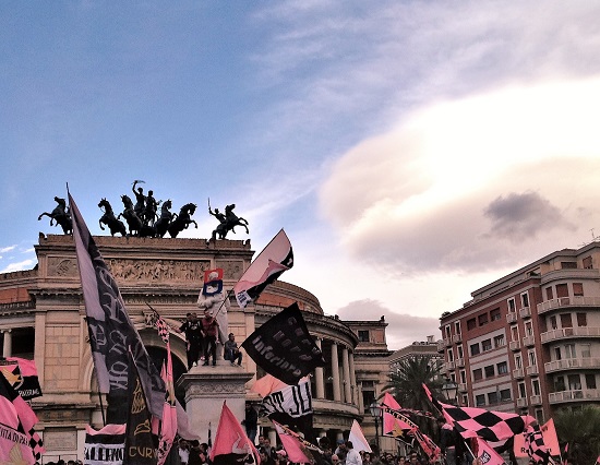 Promozione Palermo in serie A 2014 tifosi a Piazza Politeama fFoto di Gabriele Bonafede zoom1 M