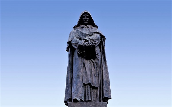 La statua di Giordano Bruno a Campo de’ Fiori, Roma. Martire nel 1600 per la difesa primaria dei diritti umani, come il diritto alla libertà di pensiero. Fu arso vivo da chi, come il Sant0Uffizio di allora, utilizzava la religione a fini politici.