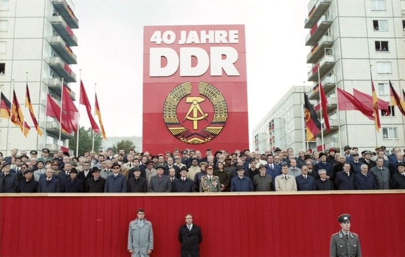 Berlin: 40. Jahrestag DDR/ Parade/ 
Eine Ehrenparade der Nationalen Volksarmee leitete die Feierlichkeiten am 7.Oktober ein. Auf der Ehrentribüne in der Karl-Marx-Allee wurden herzlich begrüßt der Generalsekretär des ZK der SED und Vorsitzende des Staatsrates der DDR, Erich Honecker, und weitere Mitglieder der Partei- und Staatsführung der DDR sowie der Generalsekretär des ZK der KPdSU und Vorsitzende des Obersten Sowjets der UdSSR, Michail Gorbatschow (7.v.l.), und weitere Repräsentanten aus dem Ausland.