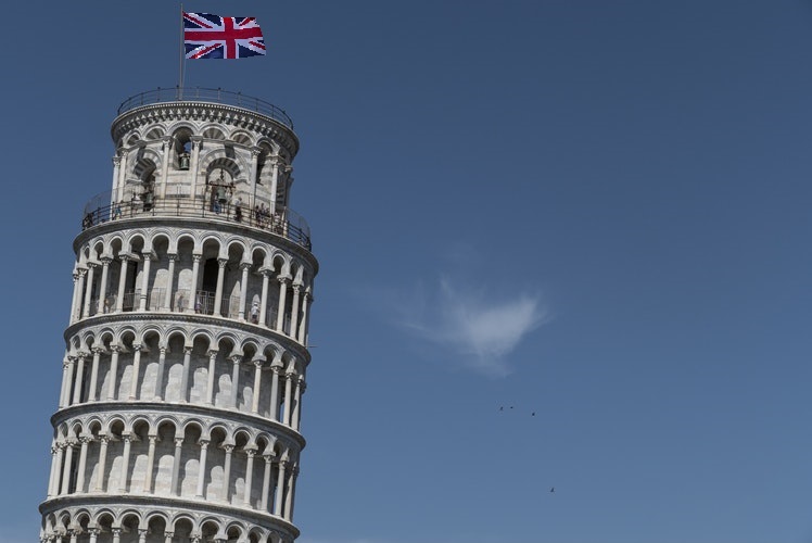 Torre di Pisa foto di Marco Cecchi da unsplash con bandiera GB